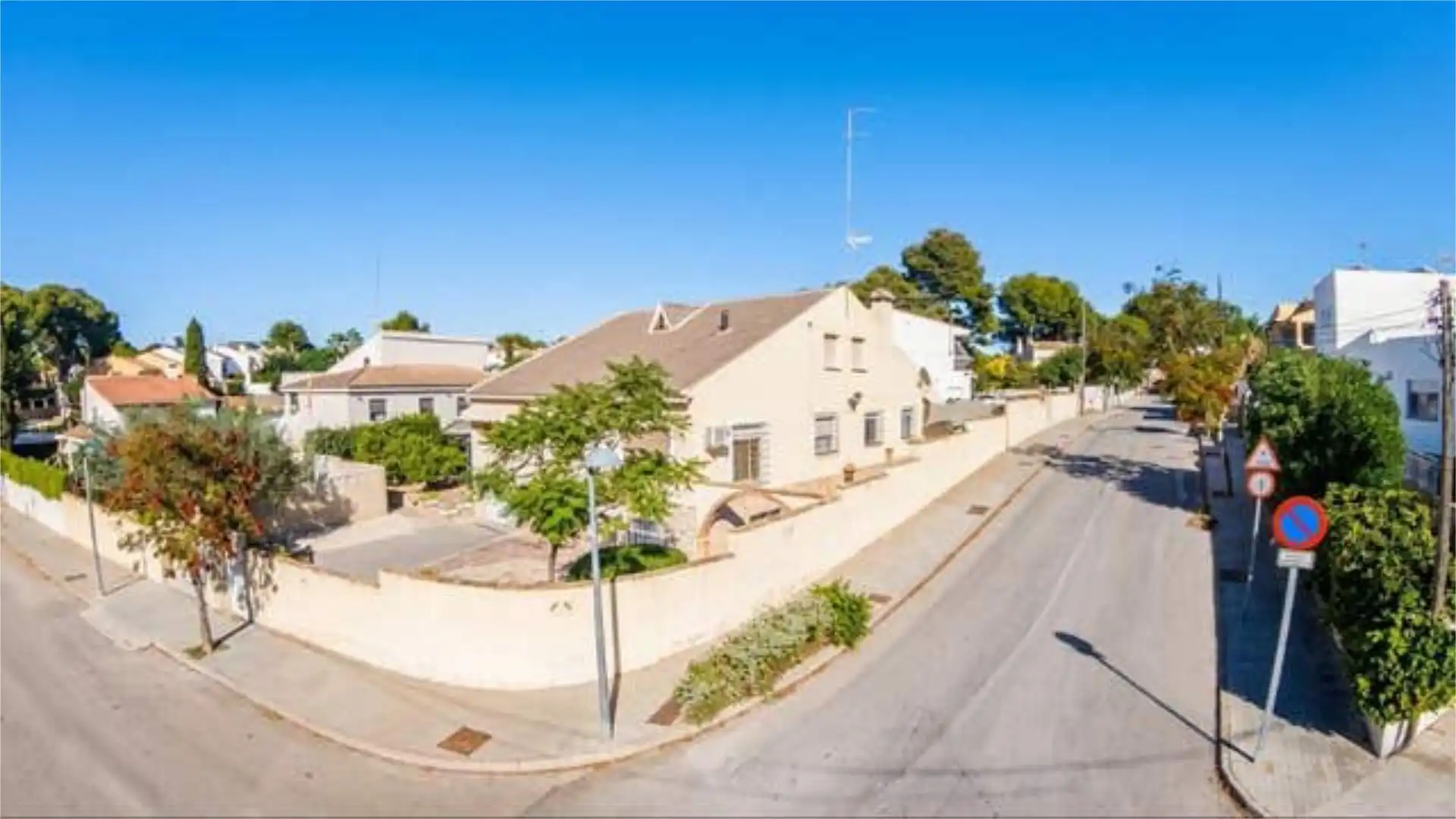 Vista exterior de Casa adosada en venta en Paterna con Terraza y Piscina