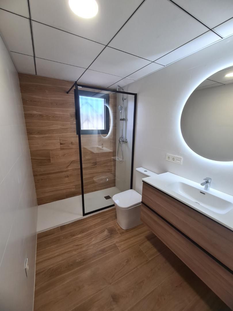 Baño de Piso de alquiler en Elche / Elx con Aire acondicionado, Jardín privado y Parquet
