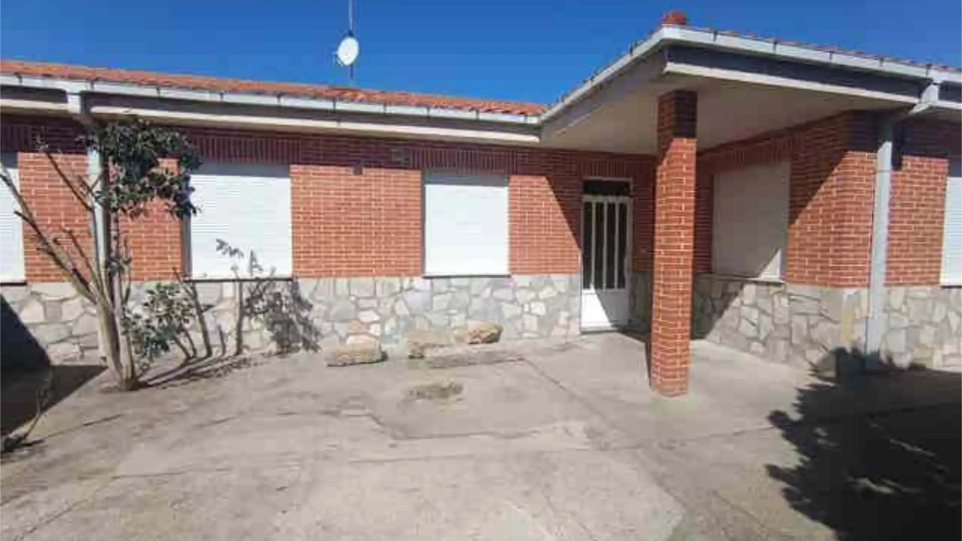 Vista exterior de Casa o chalet en venta en San Cristóbal de Entreviñas con Jardín privado y Amueblado