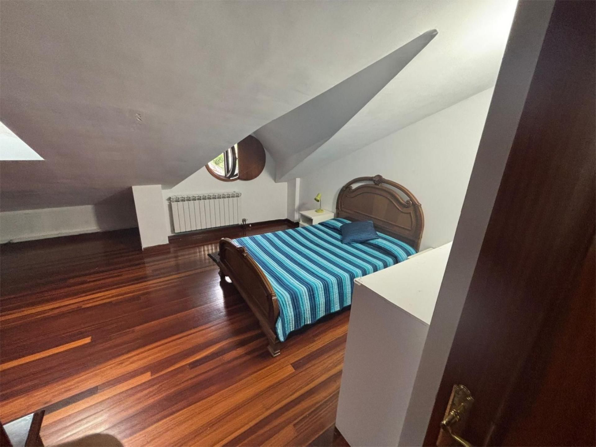 Attic for share in Calle Campogiro, 40, Alisal - San Román Bedroom of Attic for share in Santander with Heating, Private garden and Parquet flooring