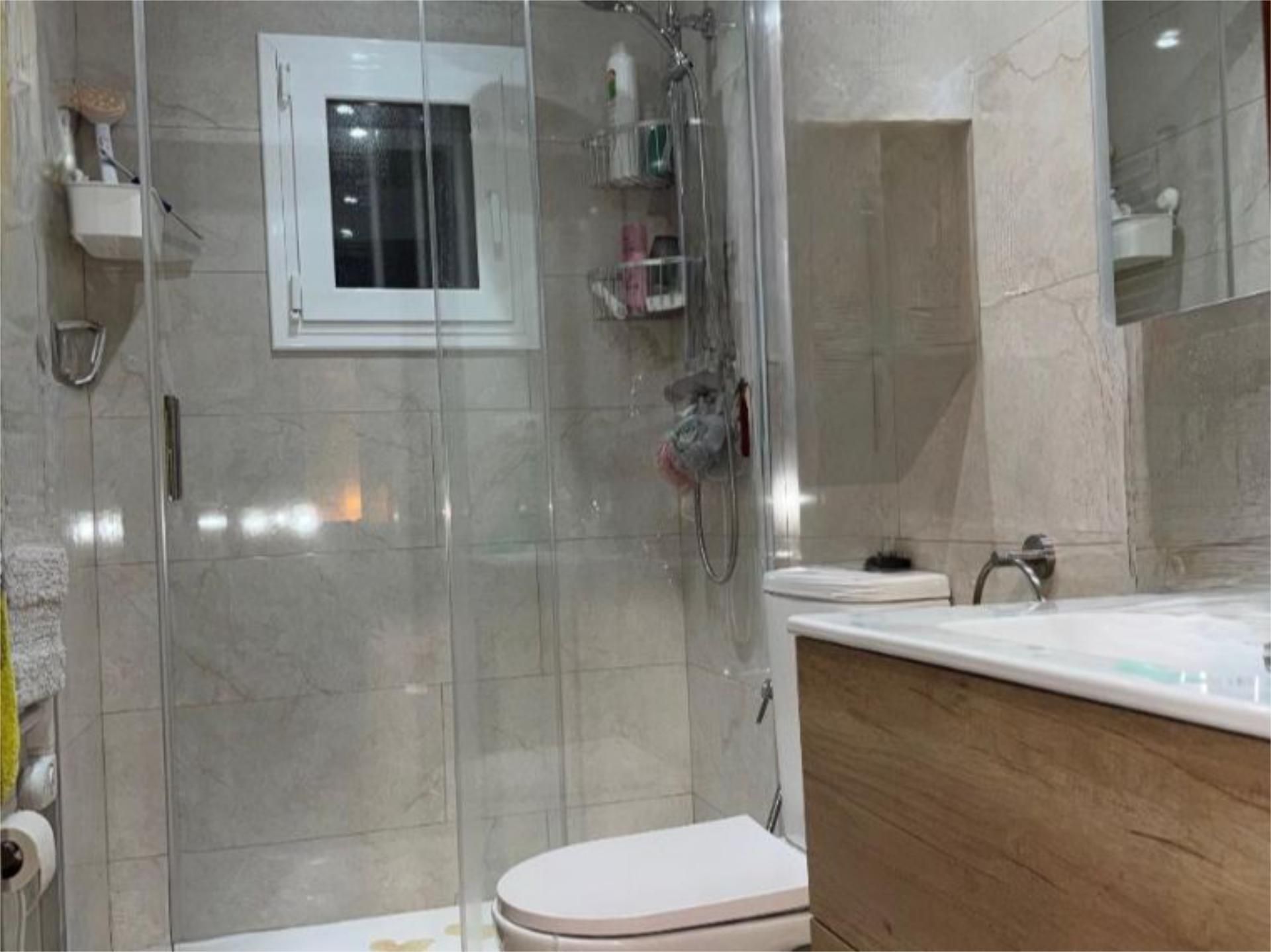 Badezimmer von Wohnung zum Verkauf in L'Hospitalet de Llobregat mit Balkon