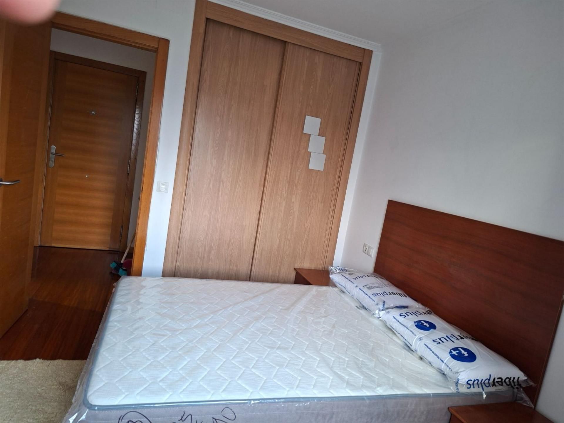 Dormitori de Apartament de lloguer en Vigo  amb Parquet, Terrassa i Moblat
