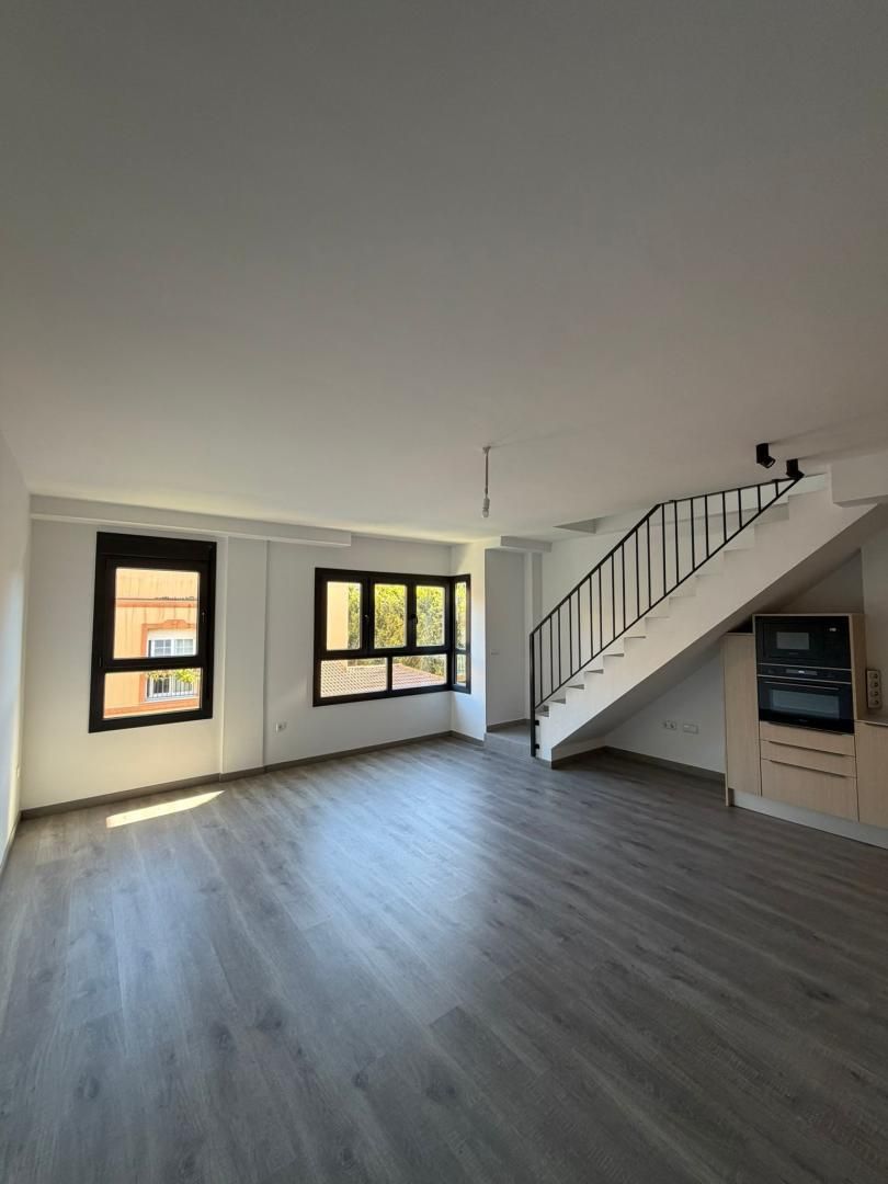 Dúplex de lloguer a Calle Jimera de Libar, Distrito Zeta - Recinto Ferial Cortijo de Torres Sala d'estar de Dúplex de lloguer en Málaga Capital amb Aire condicionat, Parquet i Terrassa