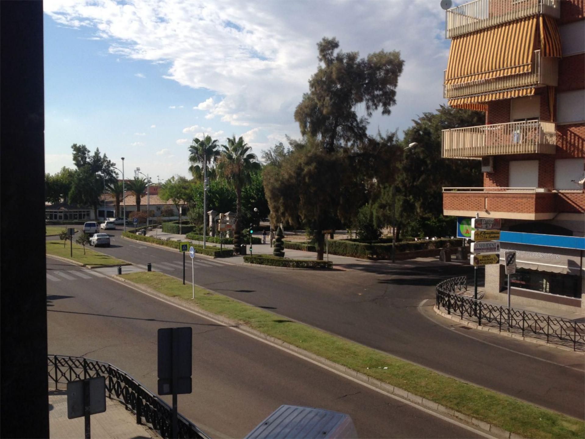 Vista exterior de Estudio de alquiler en Don Benito con Aire acondicionado, Parquet y Amueblado