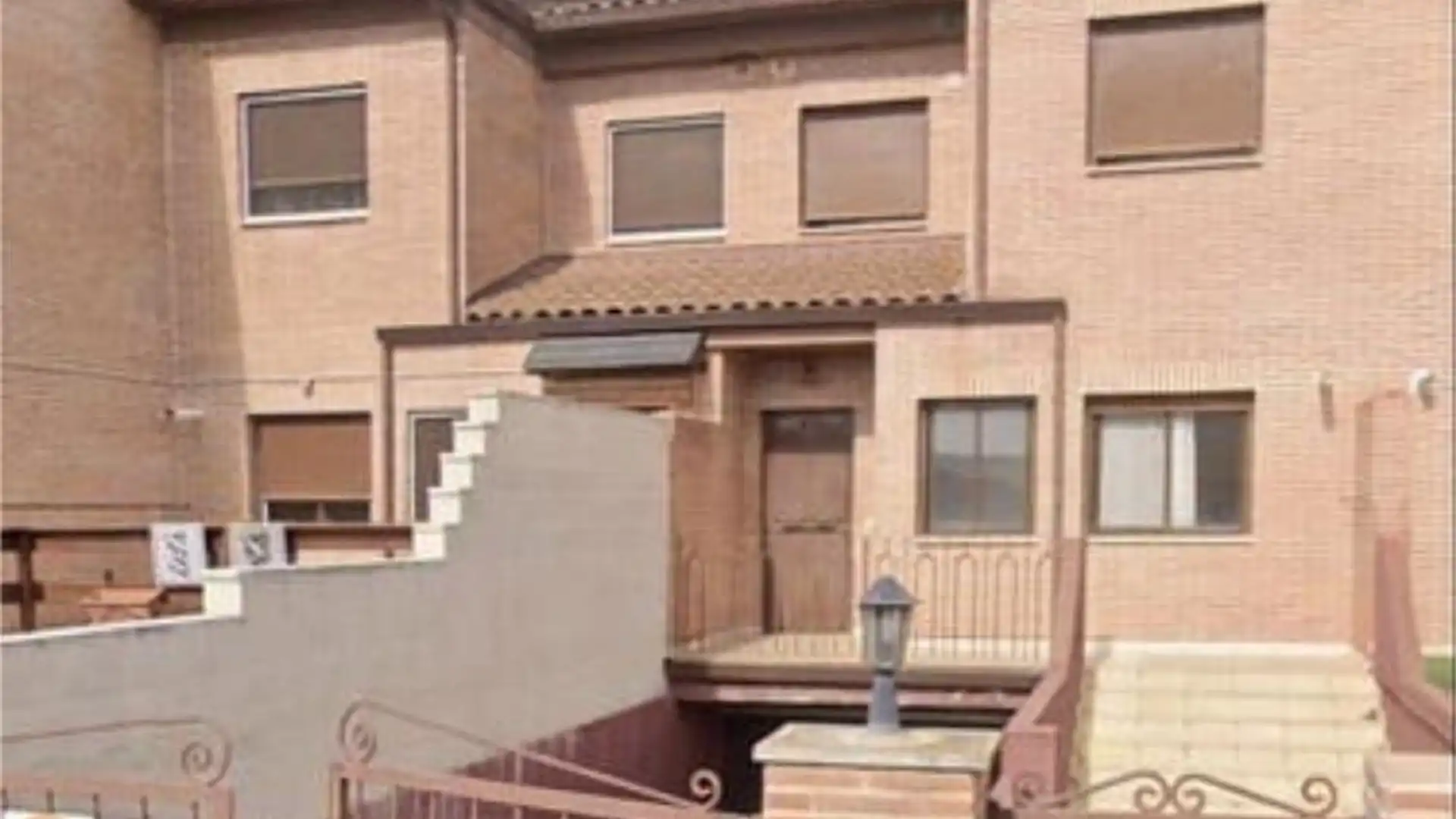 Vista exterior de Casa adosada en venta en Galápagos con Calefacción, Jardín privado y Terraza