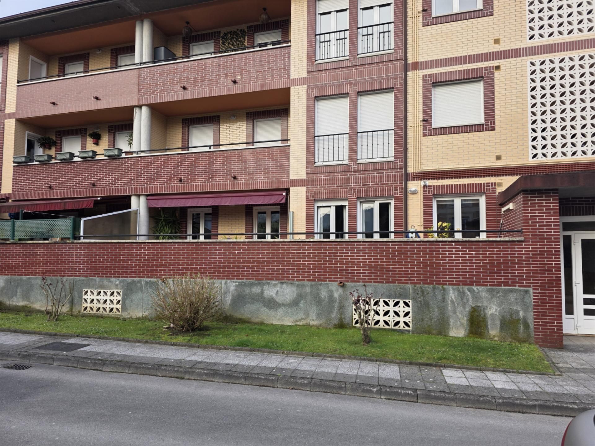 Vista exterior de Pis en venda en Parres amb Terrassa i Balcó