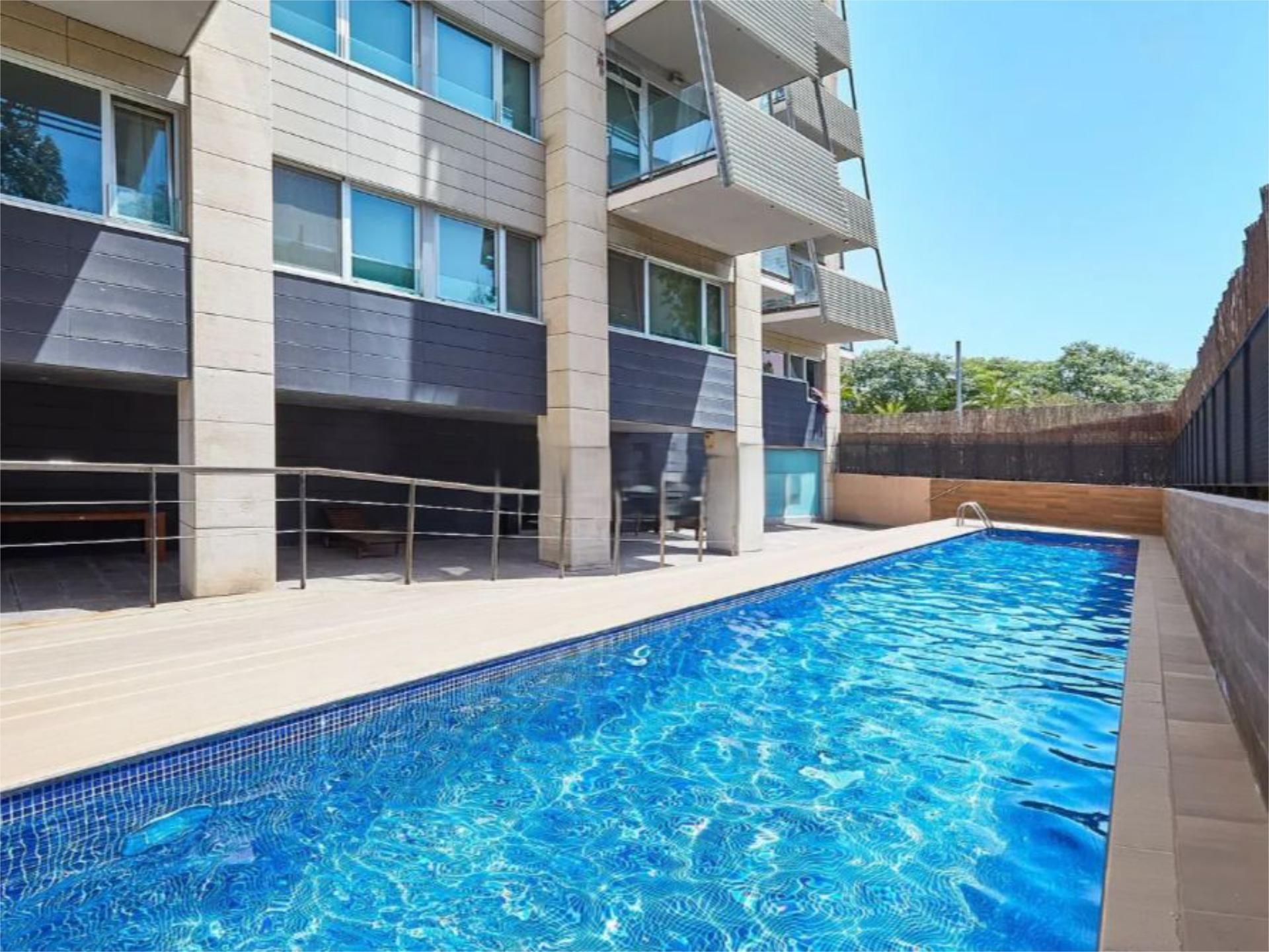 Piscina de Apartament en venda en Sant Adrià de Besòs amb Aparcament comunitari