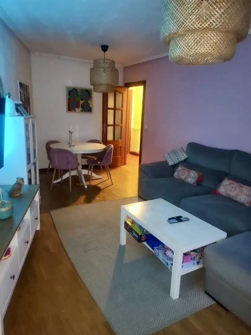 Casa o chalet en venta en Calle la Aldea, 4, Valverde de la Virgen Sala de estar de Casa o chalet en venta en Valverde de la Virgen con Calefacción, Jardín privado y Parquet