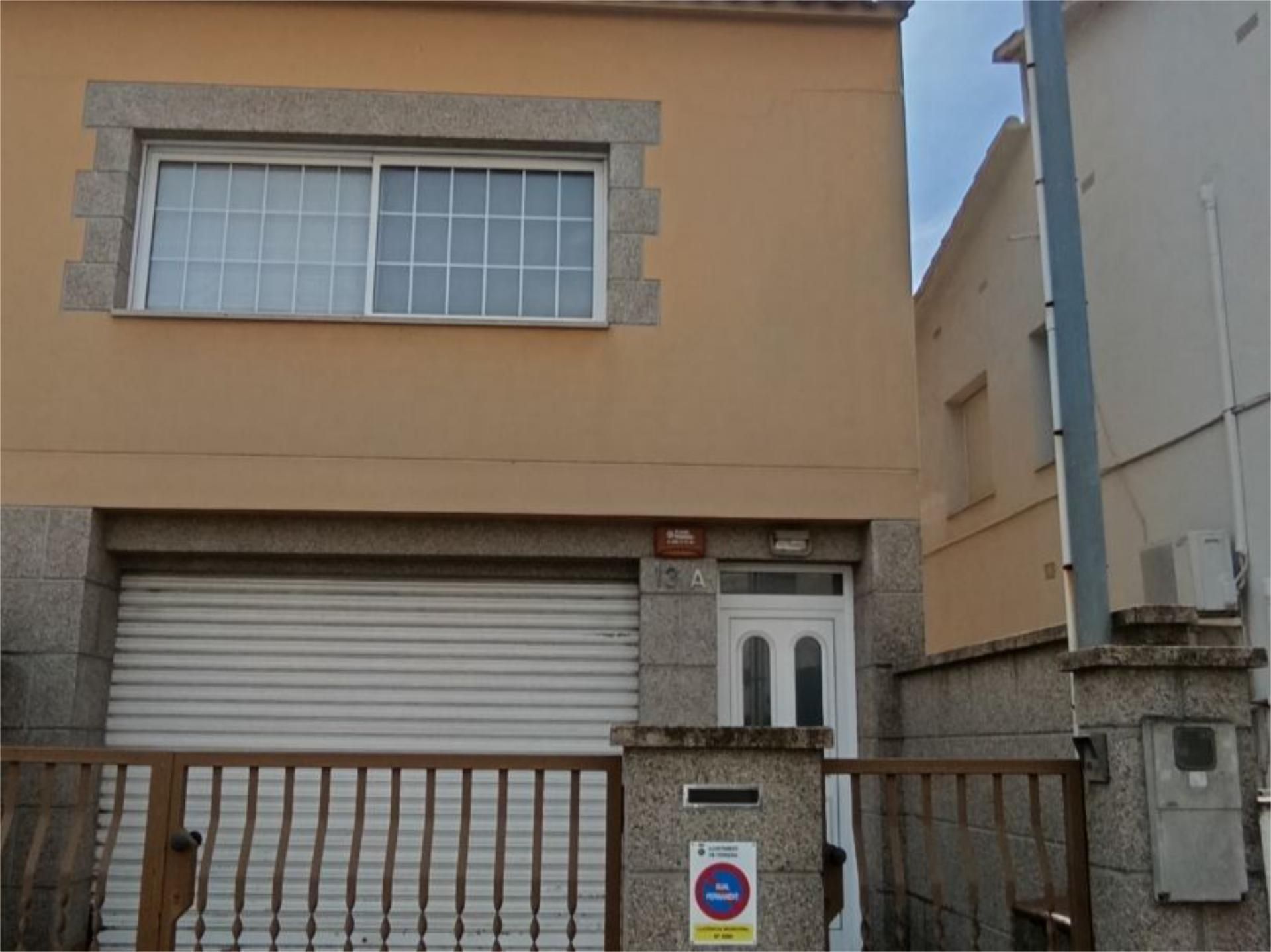 Vista exterior de Casa adosada en venda en Tordera amb Aire condicionat, Terrassa i Balcó