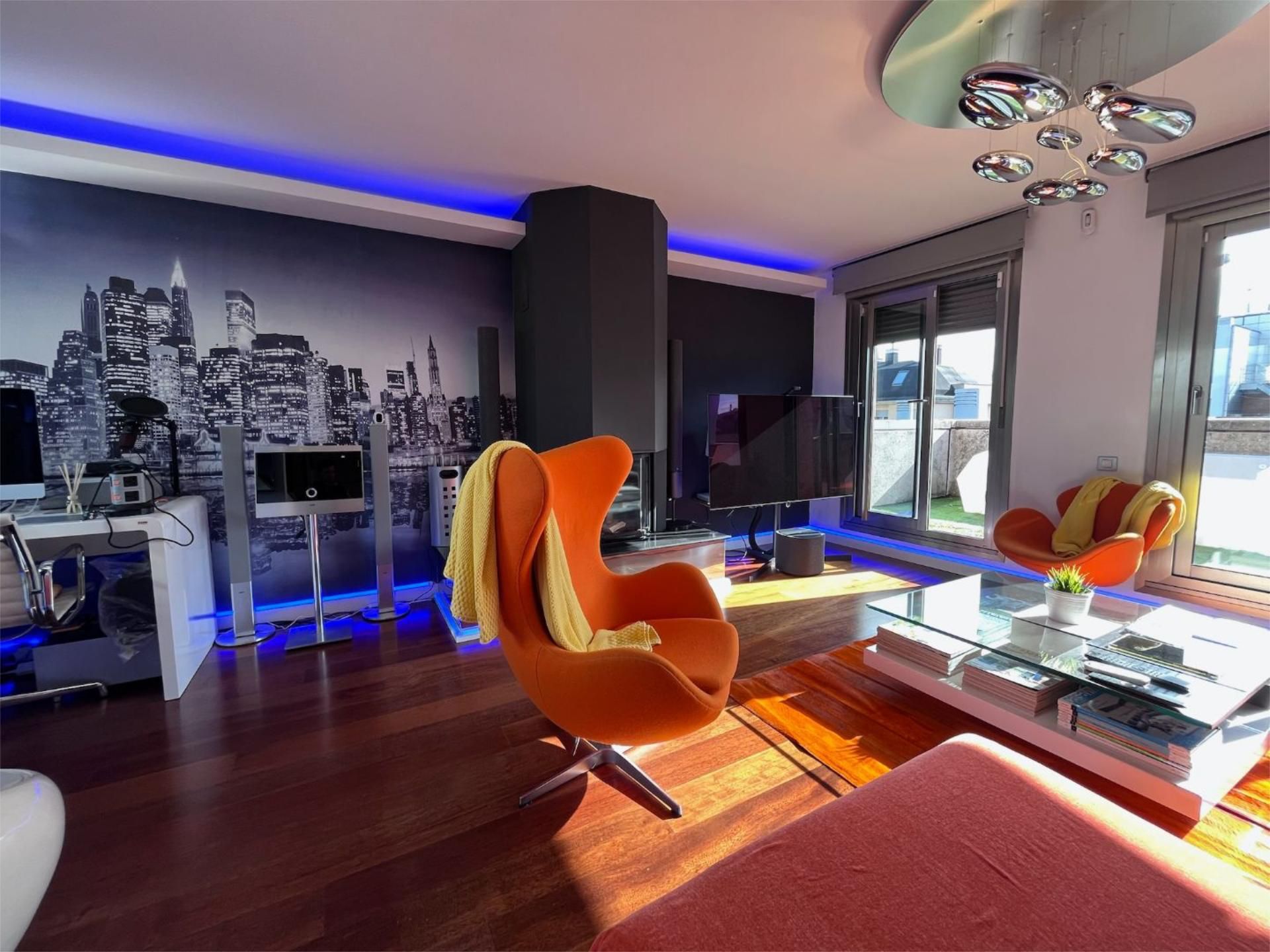 Sala d'estar de Pis en venda en Oviedo  amb Calefacció, Jardí privat i Parquet