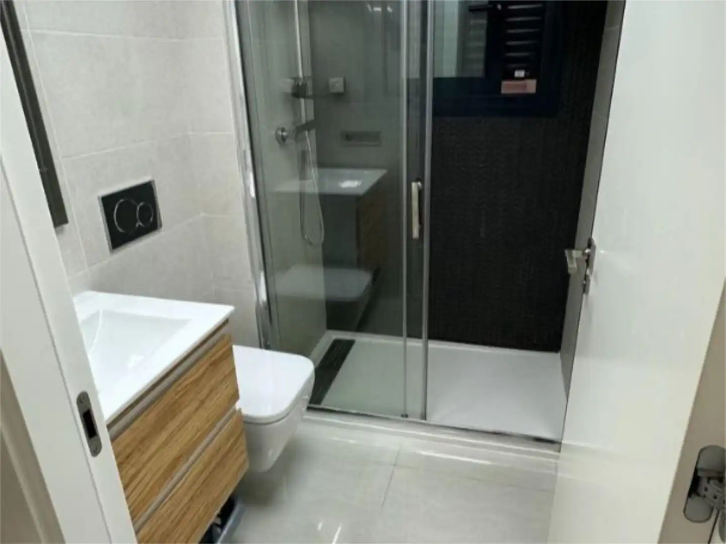 Flat for sale in Calle Maestro Francisco Casanovas, 51, Avenida Habaneras - Curva de Palangre Bathroom of Flat for sale in Torrevieja with Air Conditioner, Swimming Pool and Balcony