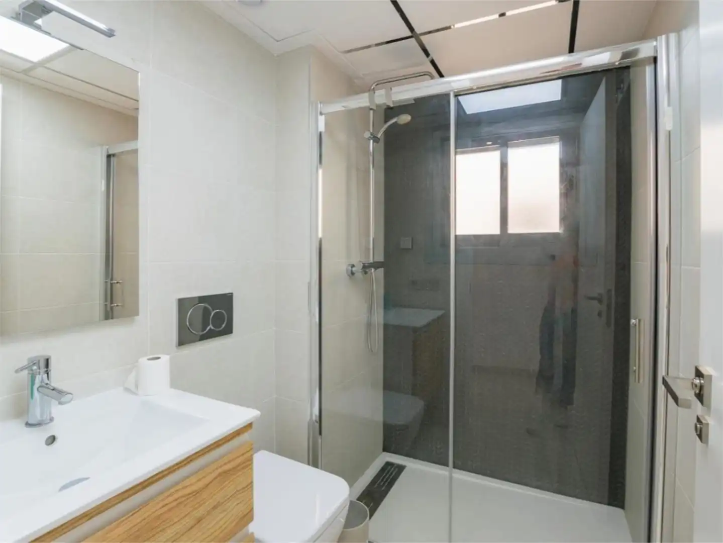Flat for sale in Calle Maestro Francisco Casanovas, 51, Avenida Habaneras - Curva de Palangre Bathroom of Flat for sale in Torrevieja with Air Conditioner, Swimming Pool and Balcony