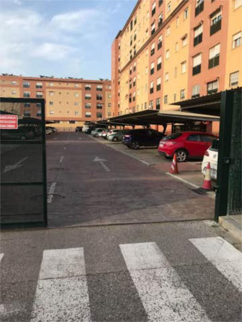 Piso en venta en La Oliva Parking de Piso en venta en Sevilla Capital con Calefacción y Amueblado