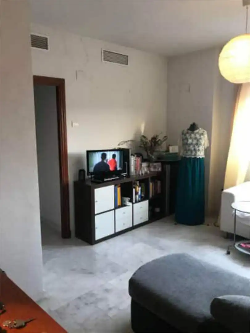 Piso en venta en La Oliva Sala de estar de Piso en venta en Sevilla con Calefacción y Amueblado
