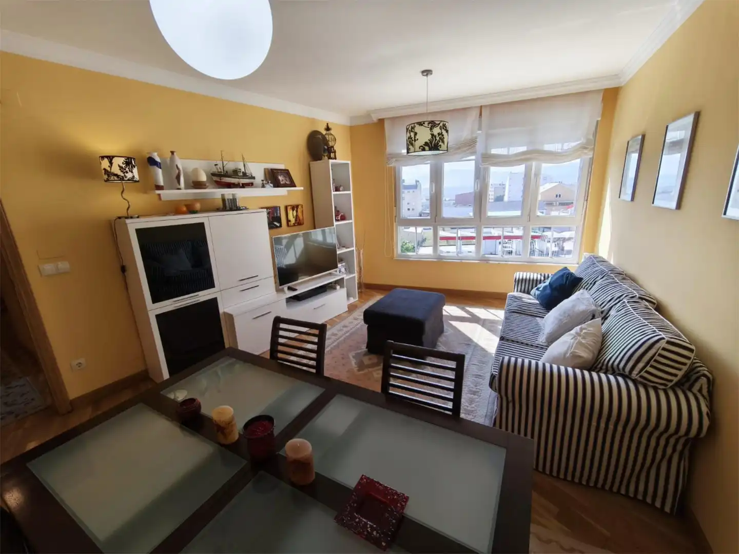 Sala d'estar de Pis de lloguer en Foz amb Calefacció, Parquet i Moblat
