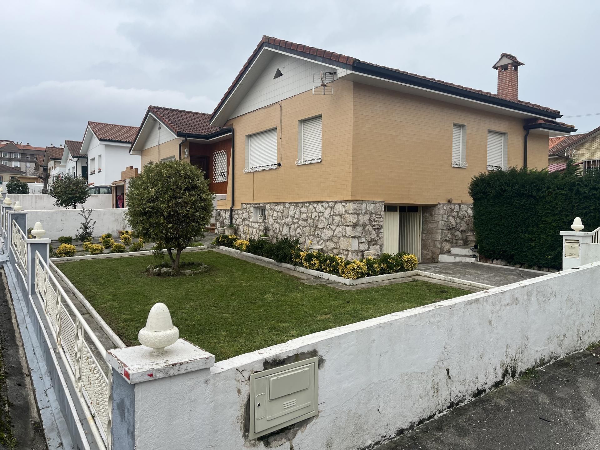 Vista exterior de Casa o chalet en venta en Camargo con Balcón