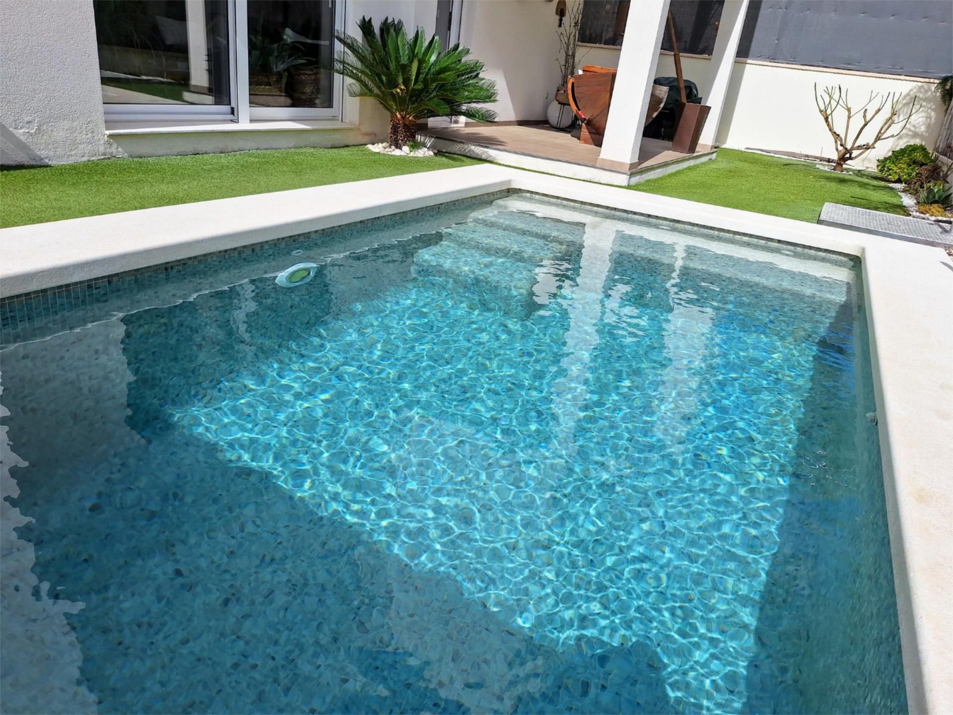 House or chalet for sale in Calle Jacaranda, 19, La Pobla de Vallbona Swimming pool of House or chalet for sale in La Pobla de Vallbona with Air Conditioner, Terrace and Swimming Pool