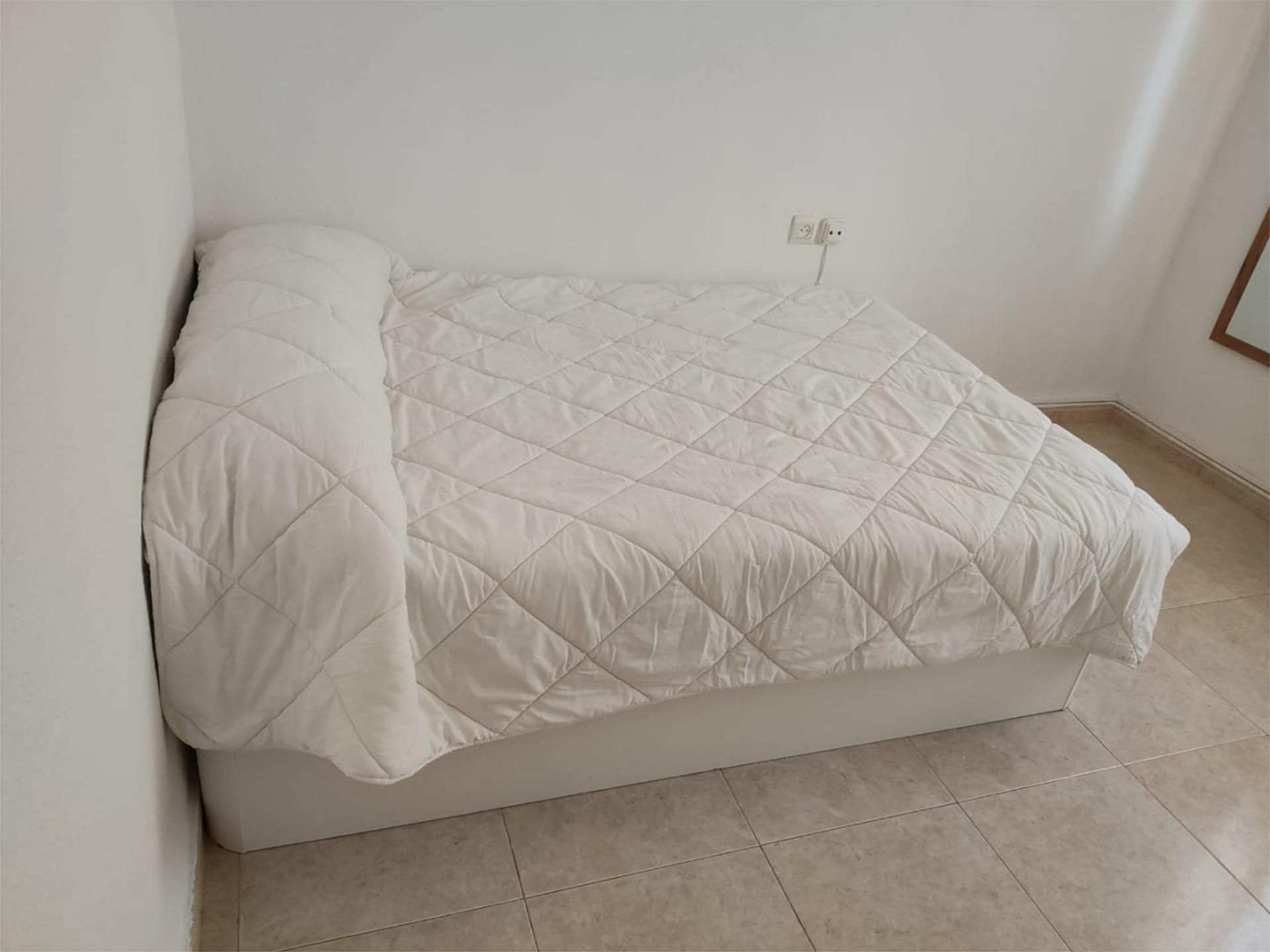 Habitación de Piso para compartir en  Albacete Capital con Calefacción, Terraza y Amueblado