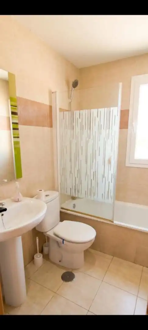 Room in Calle Comuneros, 11, Puerta de Murcia - Colegios Bathroom of Flat for share in Ocaña with Heating, Parquet flooring and Terrace