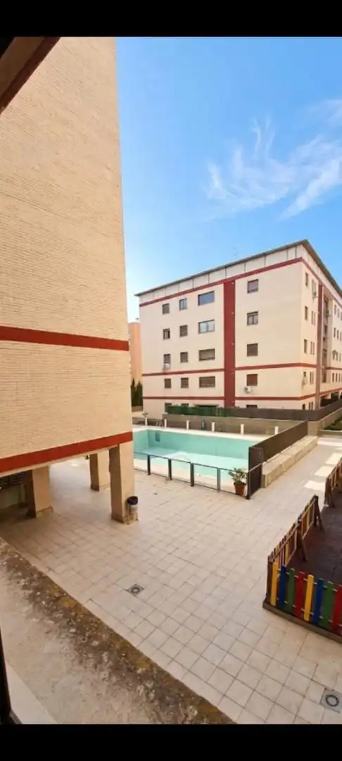 Room in Calle Comuneros, 11, Puerta de Murcia - Colegios Swimming pool of Flat for share in Ocaña with Heating, Parquet flooring and Terrace