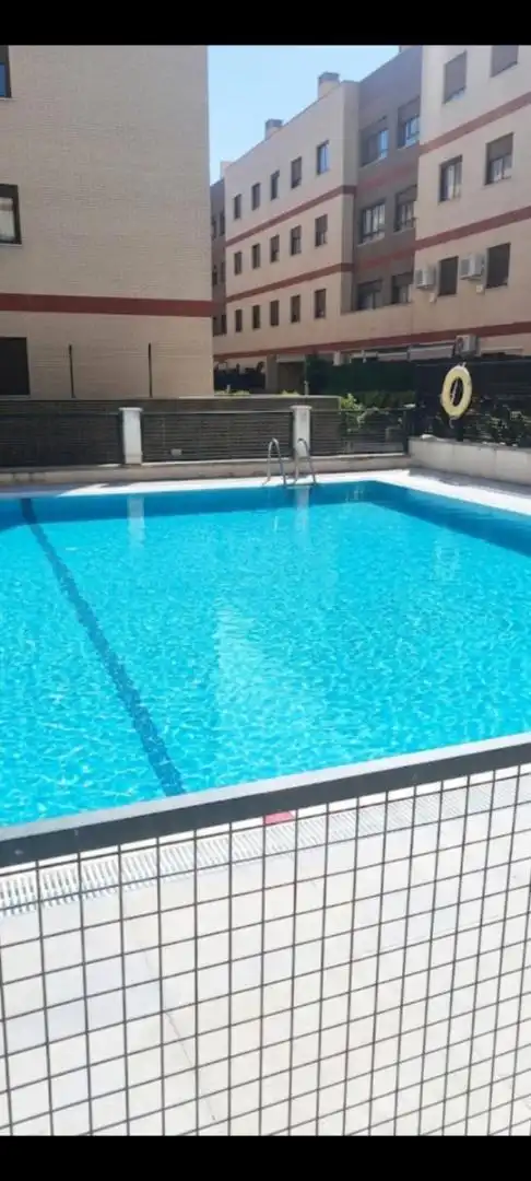 Room in Calle Comuneros, 11, Puerta de Murcia - Colegios Swimming pool of Flat for share in Ocaña with Heating, Parquet flooring and Terrace