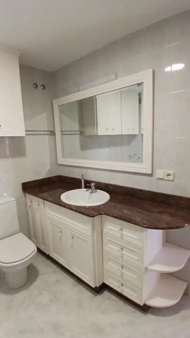 Flat for rent in Avenida de León, 47, Sanxenxo pueblo Bathroom of Flat for rent in Sanxenxo with Heating, Terrace and Furnished