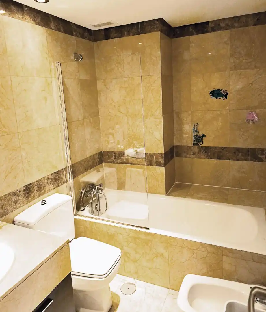 Flat for sale in Calle de la Costa Brava, 45, Mirasierra Bathroom of Flat for sale in Madrid with Air Conditioner, Private garden and Terrace