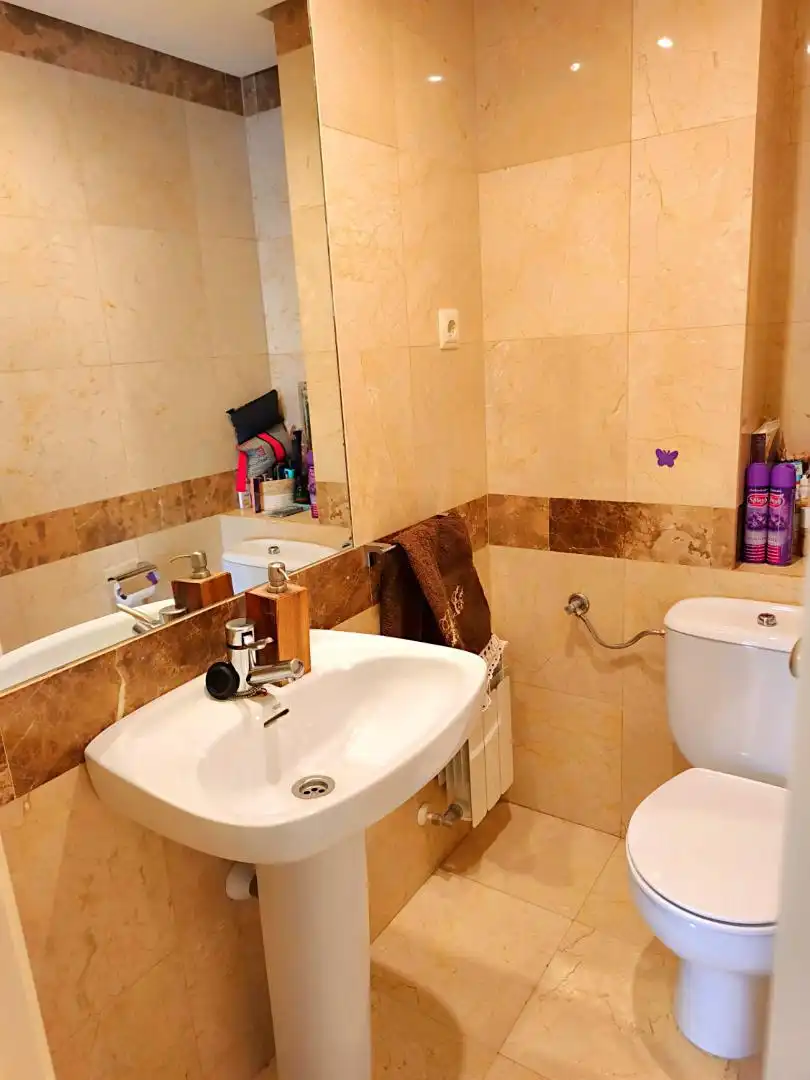 Flat for sale in Calle de la Costa Brava, 45, Mirasierra Bathroom of Flat for sale in Madrid with Air Conditioner, Private garden and Terrace