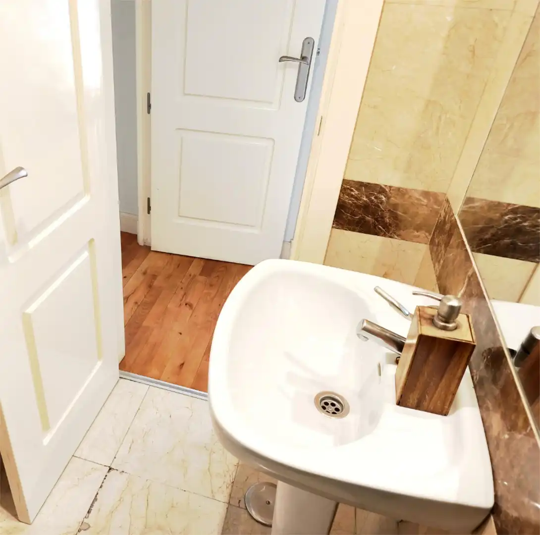 Flat for sale in Calle de la Costa Brava, 45, Mirasierra Bathroom of Flat for sale in Madrid with Air Conditioner, Private garden and Terrace