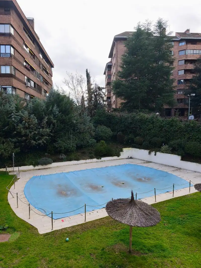 Flat for sale in Calle de la Costa Brava, 45, Mirasierra Swimming pool of Flat for sale in Madrid with Air Conditioner, Private garden and Terrace
