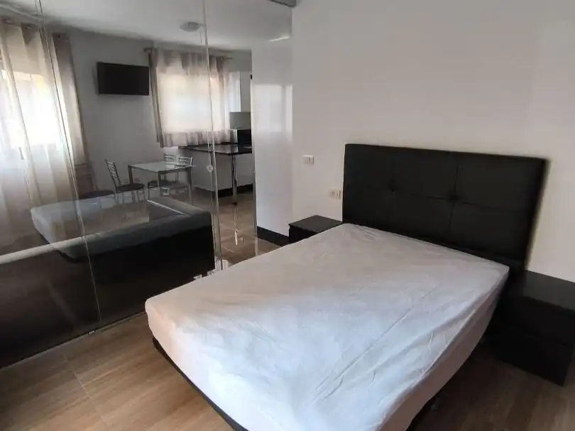 Pis de lloguer a Calle Juan Pablo II, 34, Duggi - Rambla - Los Hoteles Dormitori de Pis de lloguer en Santa Cruz de Tenerife amb Moblat i Videoporter