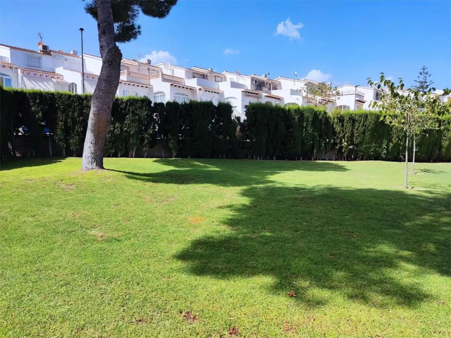 Wohnungen zur Miete in Carrer Polop de la Marina, 12, Pueblo - Urbanizaciones Garten von Wohnungen zur Miete in L'Alfàs del Pi mit Klimaanlage, Heizung und Schwimmbad