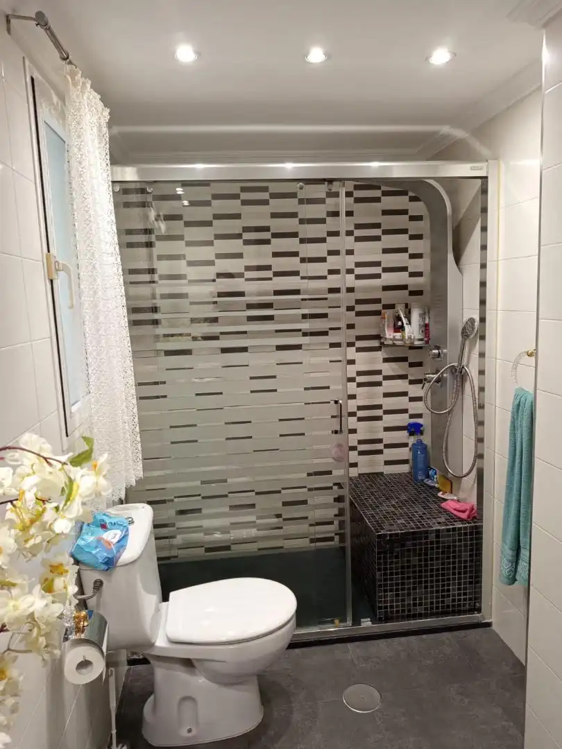 Wohnung zum Verkauf in Detras Cortijo Vides, 79, La Granja - La Colina - Los Pastores Badezimmer von Wohnung zum Verkauf in Algeciras mit Klimaanlage, Terrasse und Abstellraum