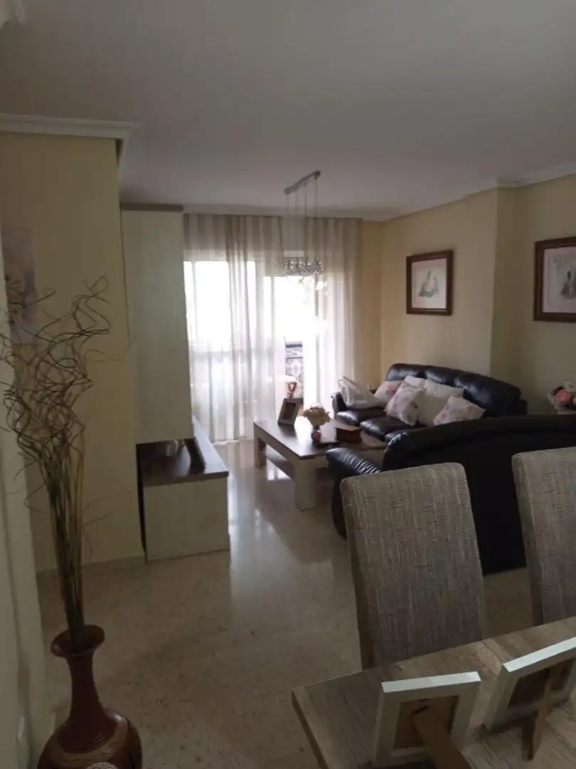 Wohnung zum Verkauf in Detras Cortijo Vides, 79, La Granja - La Colina - Los Pastores Wohnzimmer von Wohnung zum Verkauf in Algeciras mit Klimaanlage, Terrasse und Abstellraum