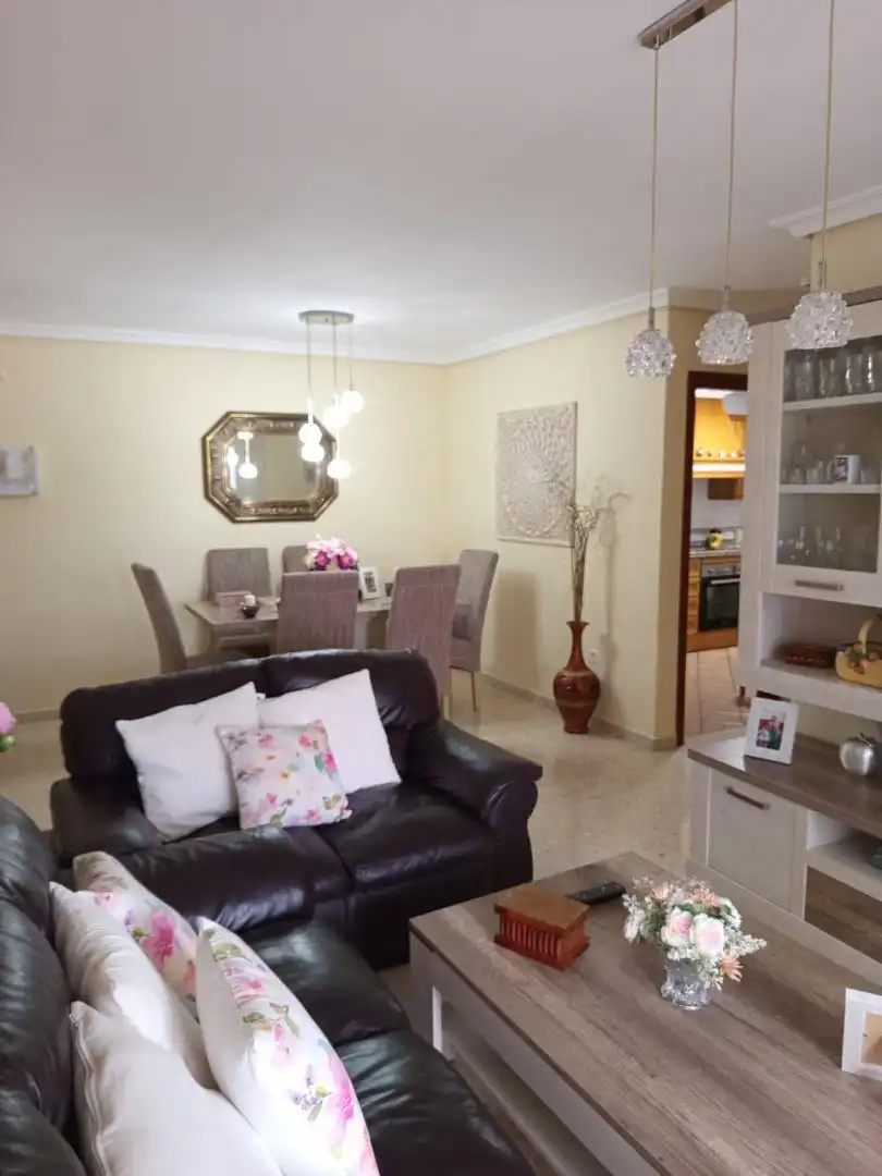 Wohnung zum Verkauf in Detras Cortijo Vides, 79, La Granja - La Colina - Los Pastores Wohnzimmer von Wohnung zum Verkauf in Algeciras mit Klimaanlage, Terrasse und Abstellraum