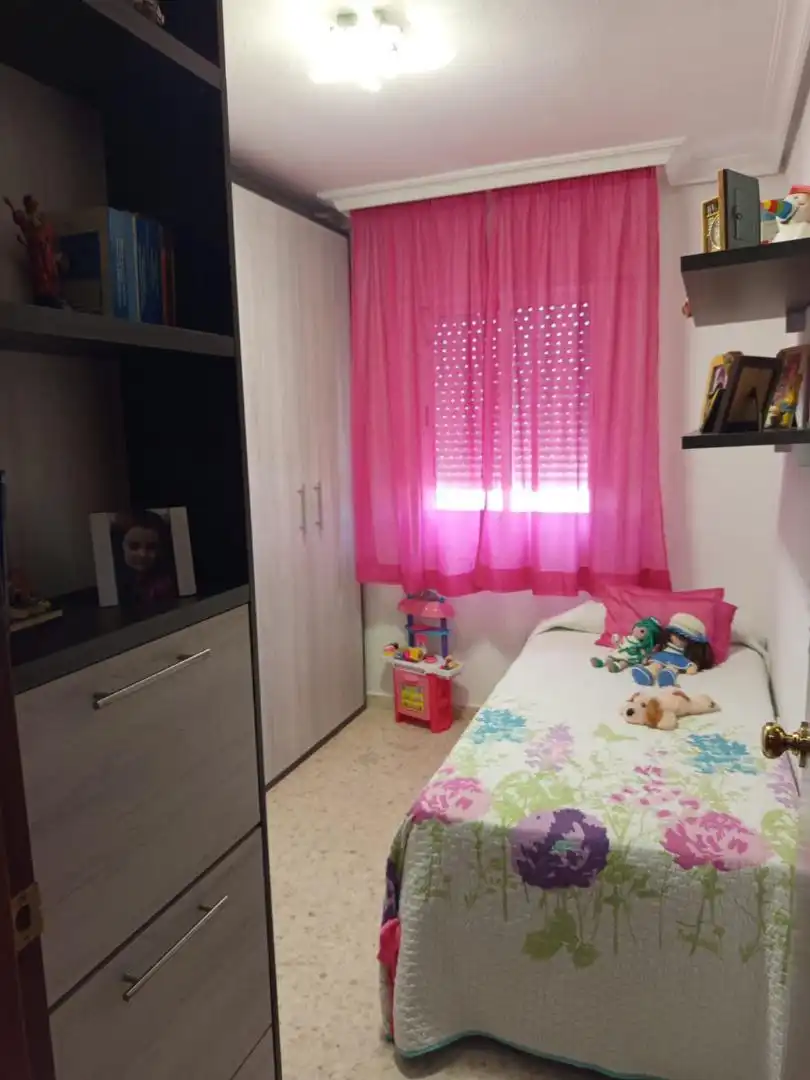 Wohnung zum Verkauf in Detras Cortijo Vides, 79, La Granja - La Colina - Los Pastores Schlafzimmer von Wohnung zum Verkauf in Algeciras mit Klimaanlage, Terrasse und Abstellraum
