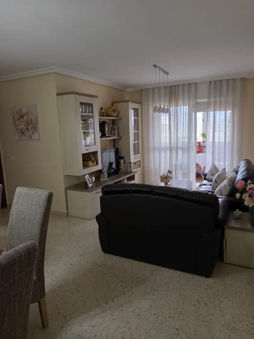 Wohnung zum Verkauf in Detras Cortijo Vides, 79, La Granja - La Colina - Los Pastores Wohnzimmer von Wohnung zum Verkauf in Algeciras mit Klimaanlage, Terrasse und Abstellraum