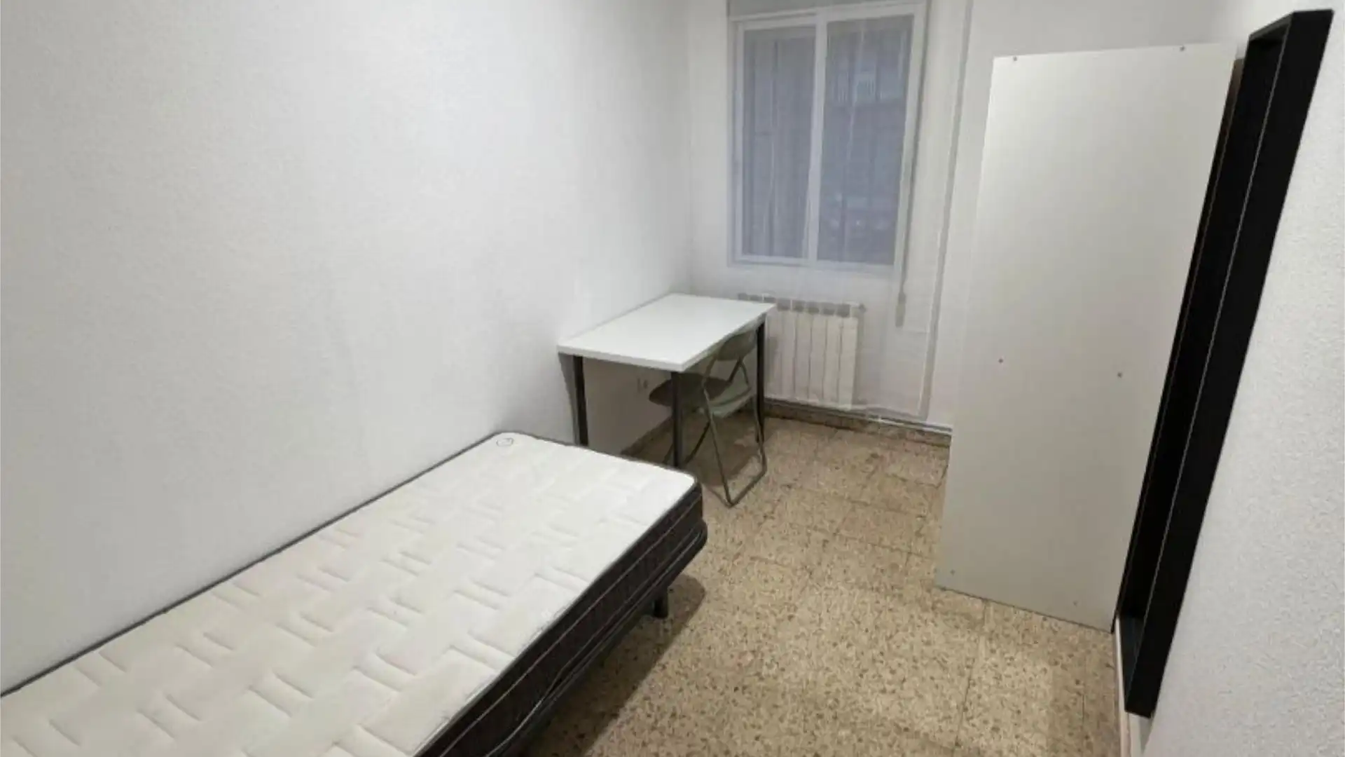 Habitación de Piso para compartir en Parla con Calefacción y Amueblado