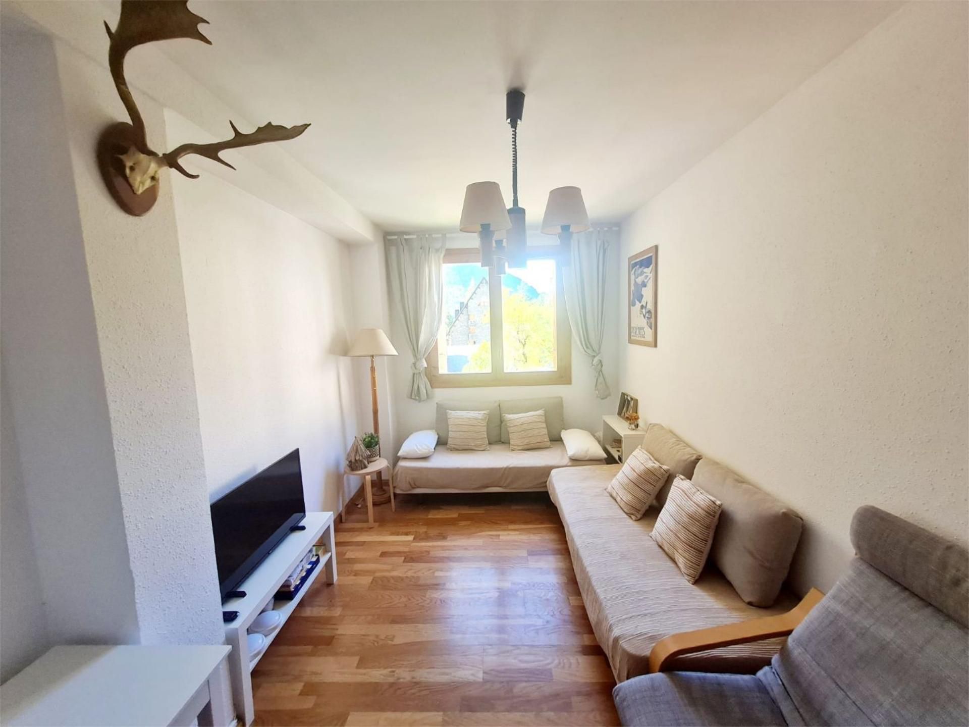 Piso en venta en Avenida de Fernando el Católico, 45, Canfranc Sala de estar de Piso en venta en Canfranc con Calefacción, Parquet y Trastero