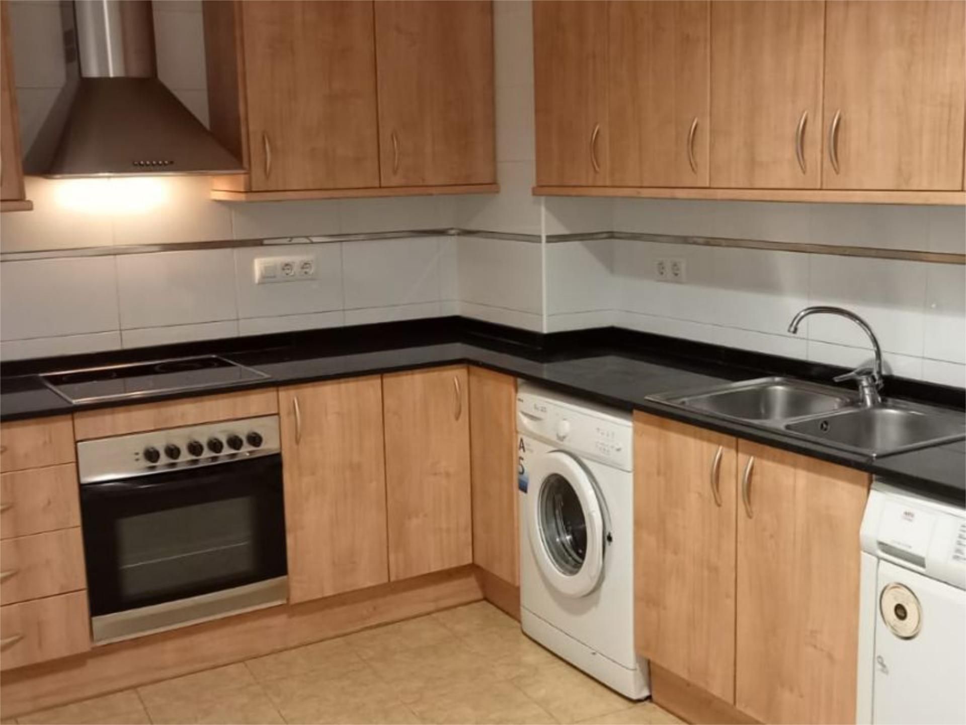 Cuina de Pis en venda en Agramunt amb Calefacció, Parquet i Balcó