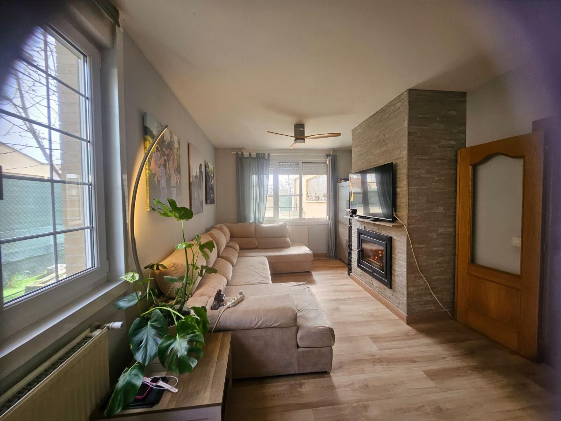 Wohnung zum Verkauf in Urbanización Kanpondoa, 77, Aoiz / Agoitz Wohnzimmer von Wohnung zum Verkauf in Aoiz / Agoitz mit Heizung, Privatgarten und Terrasse