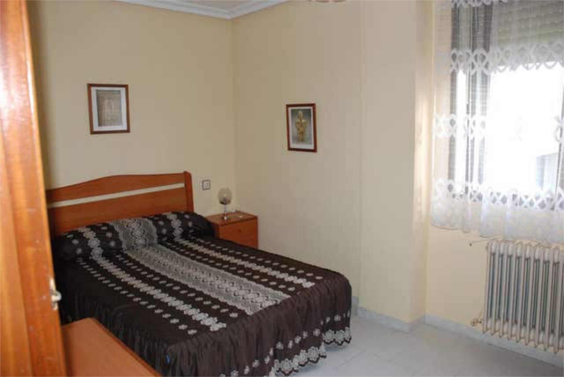 Habitación de Piso de alquiler en Cazorla con Calefacción, Terraza y Amueblado