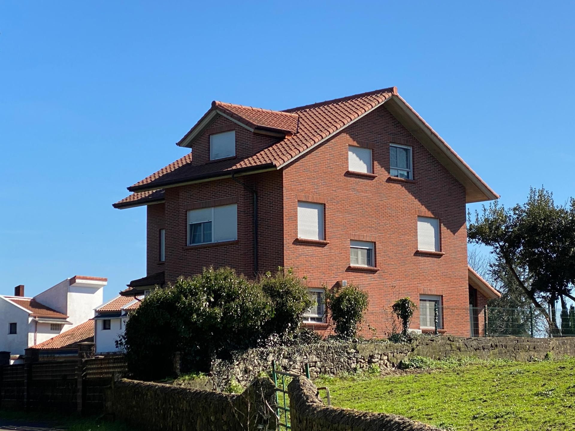 Exterior view of House or chalet for sale in Bareyo  with Air Conditioner, Terrace and Balcony