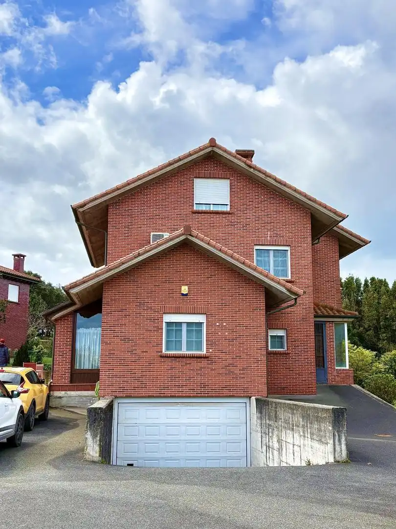 Vista exterior de Casa o xalet en venda en Bareyo amb Aire condicionat, Terrassa i Balcó