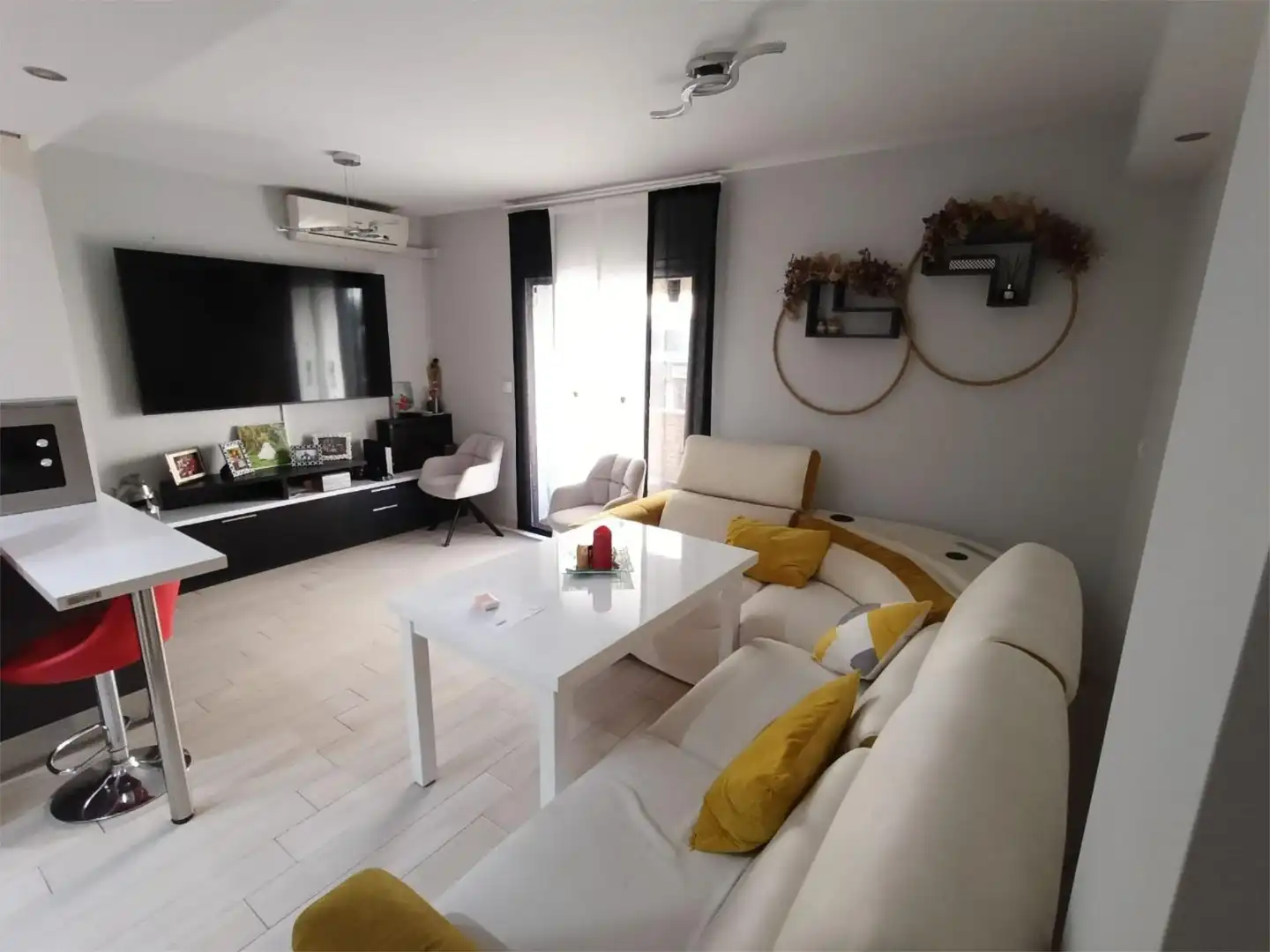 Piso en venta en Calle Juan Sebastián Elcano, 14, Centro - Doña Mercedes Sala de estar de Piso en venta en Dos Hermanas con Aire acondicionado y Balcón