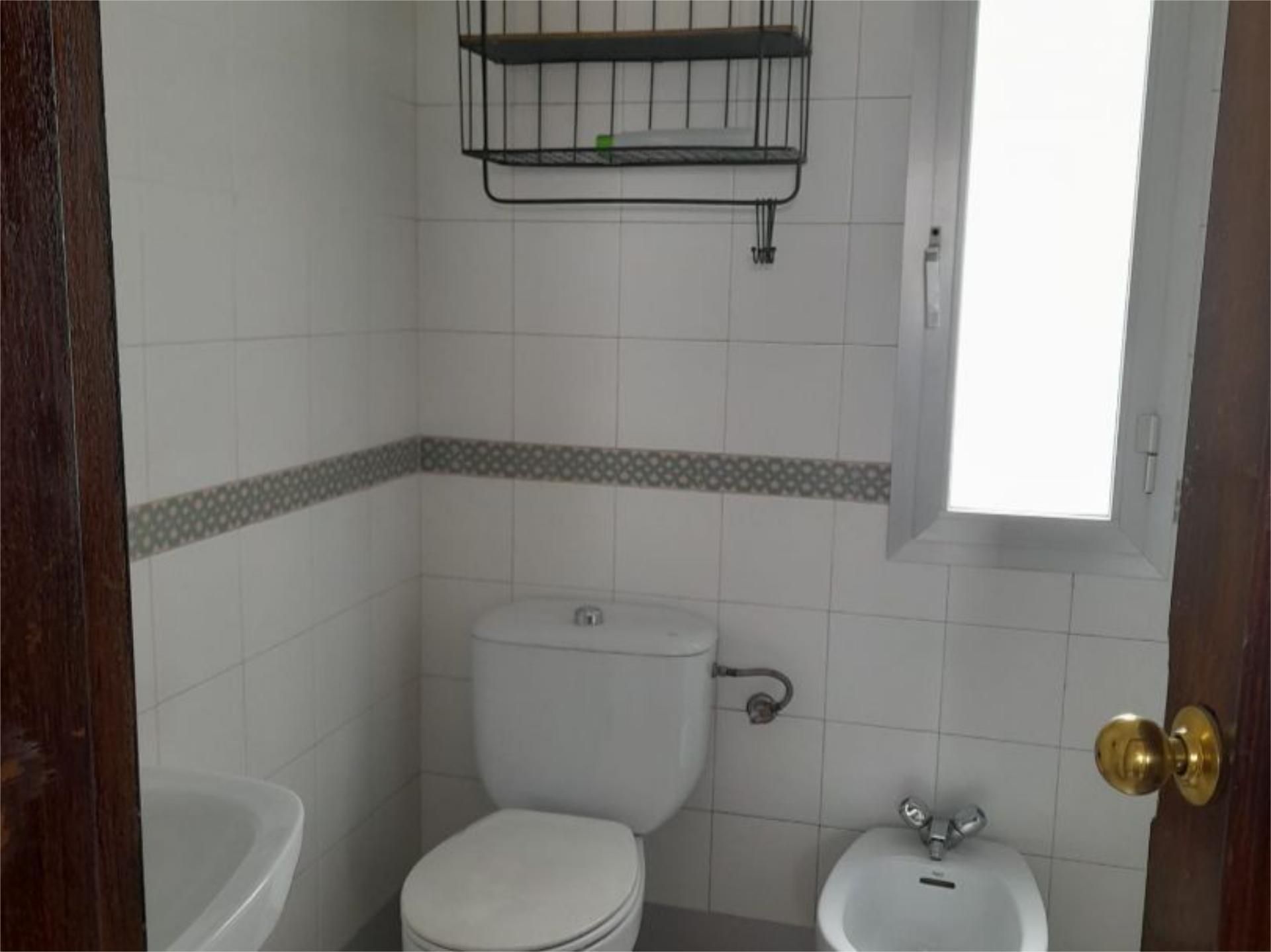 Pis de lloguer a Calle Resolana, 20, Doctor Barraquer - G. Renfe - Policlínico Bany de Pis de lloguer en Sevilla Capital amb Moblat