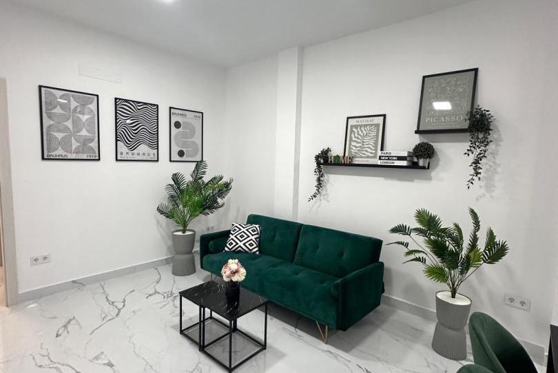 Piso en venta en Calle Moscatel, 1, Cortijo Bazán - Los Casinis - Los Cipreses, Málaga Capital - imagen 1 Foto 1 de Piso en venta en Calle Moscatel, 1, Cortijo Bazán - Los Casinis - Los Cipreses, Málaga Capital