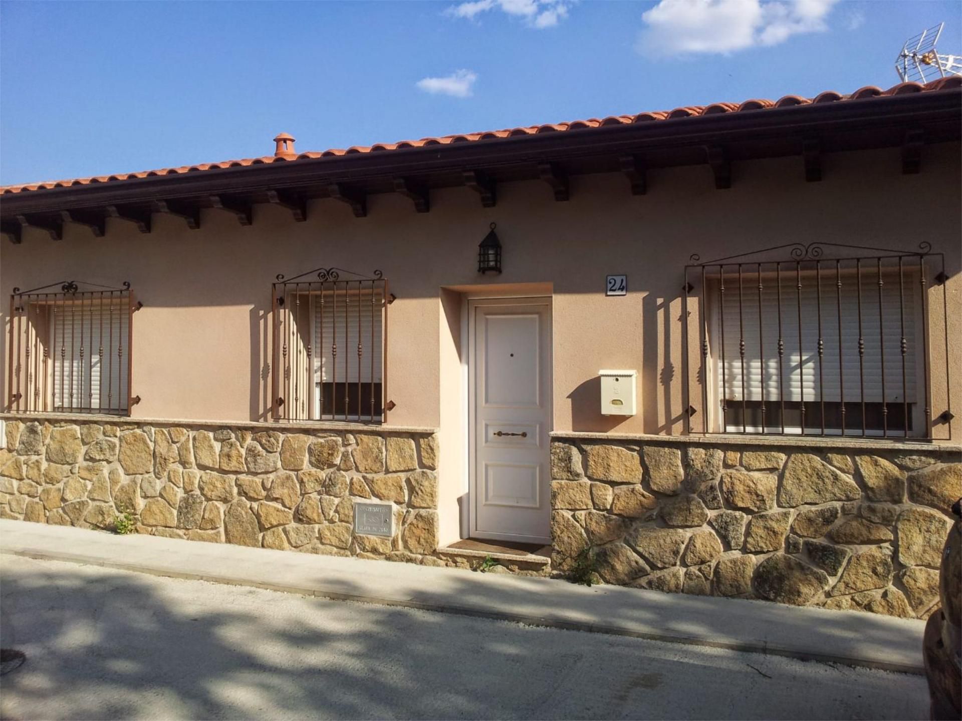 Vista exterior de Casa o chalet en venta en Piedralaves con Calefacción, Jardín privado y Parquet