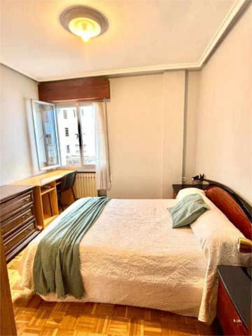 Bedroom of Flat for sale in Oviedo   with Heating and Furnished