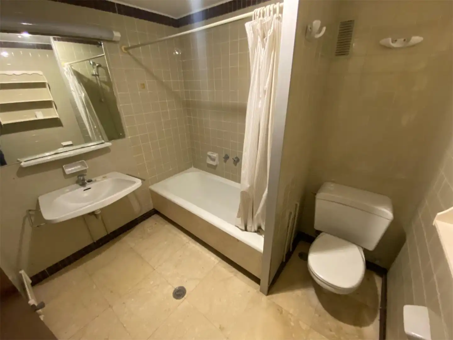 Piso en venta en Rúa Cánovas del Castillo, 118, Casco Vello Baño de Piso en venta en Vigo